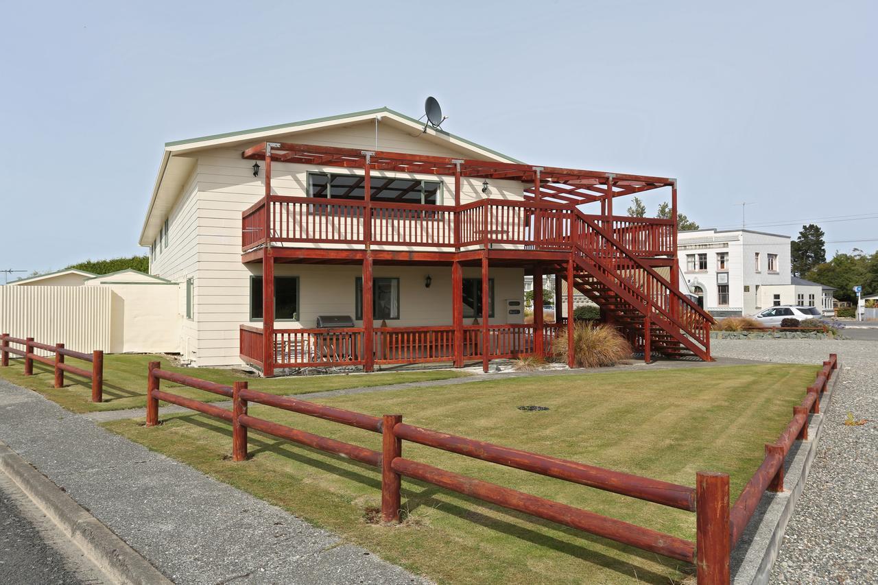 Tui Base Camp Hotel Tuatapere Exterior photo