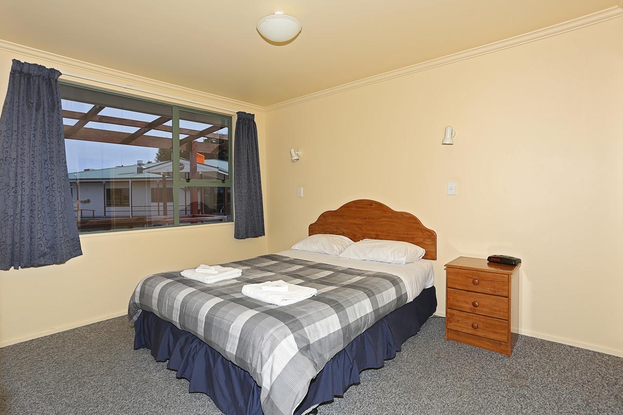 Tui Base Camp Hotel Tuatapere Exterior photo